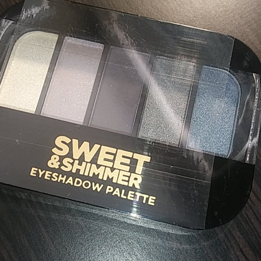 PRICE 🔽 HP🎉 Eyeshadow Palette